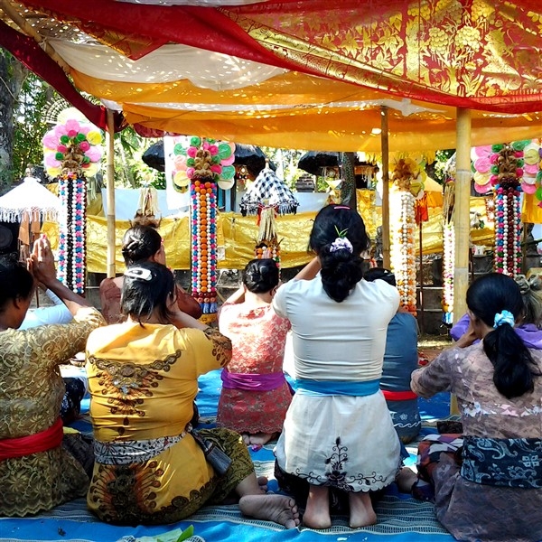 cérémonie au temple familial.jpg